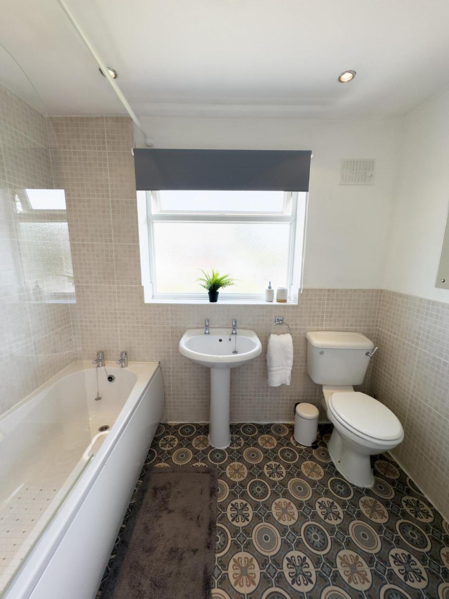 Rnm - Business Professionals Ready, Cost Effective For Large Stays! 3 Bedroom Lounge, Private Access & Entire Place, Kitchen & Washroom With Amenities, Smart Tv, Easy Access, Fast Wifi, Large Driveway, Great Transport Links, Near Worcester Hospital A Eksteriør bilde
